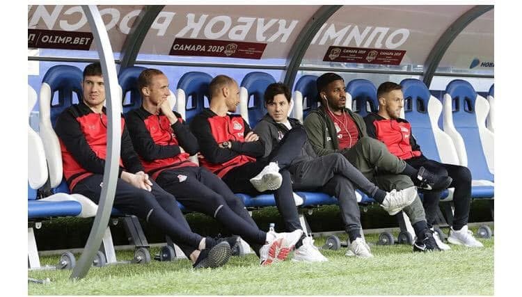 Iván López Martínez en el banquillo del Al-Ittihad FC