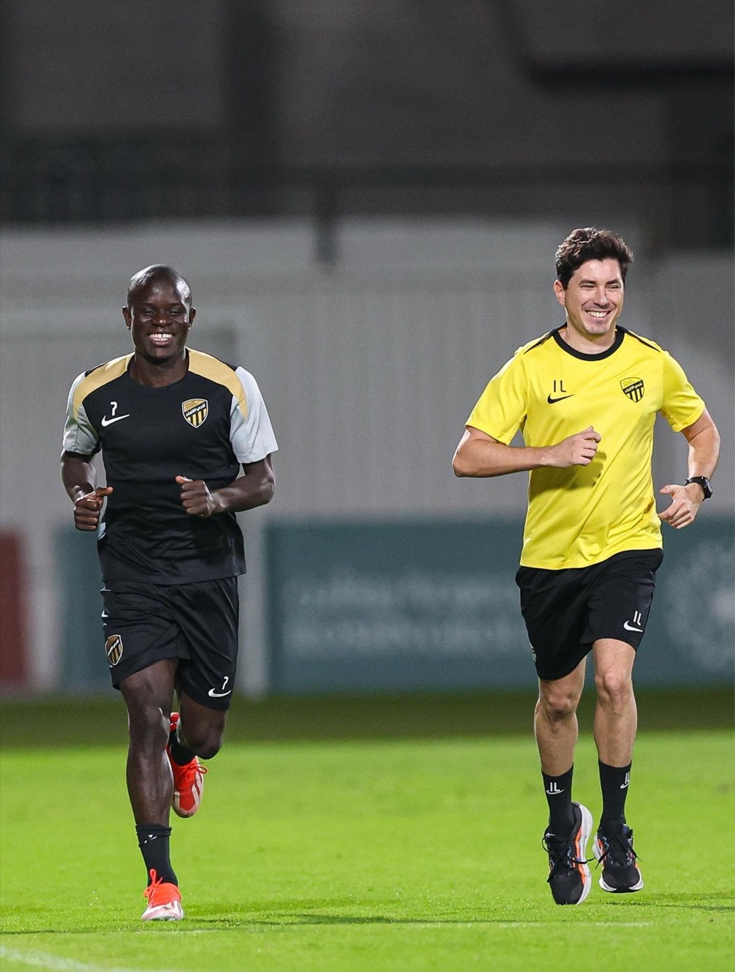 Iván López Martínez con N'Golo Kanté en el Al-Ittihad FC